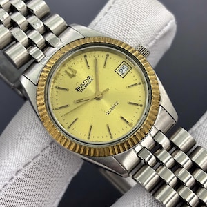 Puede incluir: Un letrero de madera rústico con el texto "Welcome to our porch" en letras blancas. El letrero presenta un acabado envejecido y un diseño simple y acogedor, perfecto para la decoración exterior.