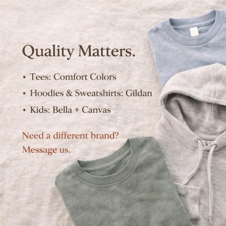 K&ouml;nnte beinhalten: Ein Bild mit gefalteten T-Shirts und einem Hoodie in verschiedenen Farben, darunter Blau und Gr&uuml;n. Der Text &bdquo;Quality Matters&ldquo; ist zu sehen, zusammen mit Markeninformationen f&uuml;r T-Shirts, Hoodies und Kinderkleidung. Das Bild wirbt f&uuml;r hochwertige Kleidung.