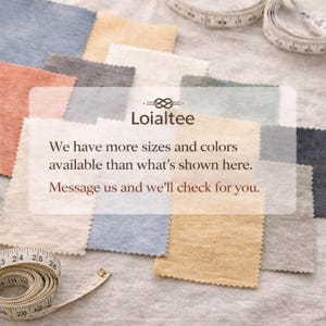 K&ouml;nnte beinhalten: Eine Sammlung von Stoffmustern in verschiedenen Farben, darunter Beige, Blau und Grau, wird gezeigt. Ein Ma&szlig;band ist teilweise sichtbar. Der Text "Loialtee" und eine Nachricht &uuml;ber verf&uuml;gbare Gr&ouml;&szlig;en und Farben sind ebenfalls vorhanden.