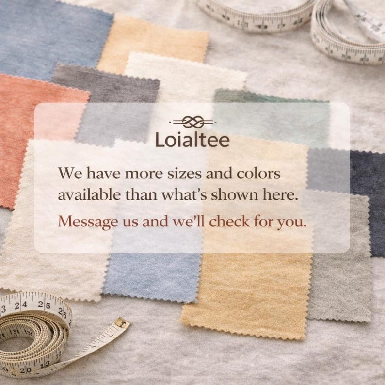K&ouml;nnte beinhalten: Eine Sammlung von Stoffmustern in verschiedenen Farben, darunter Beige, Blau und Grau, wird gezeigt. Ein Ma&szlig;band ist teilweise sichtbar. Der Text "Loialtee" und eine Nachricht &uuml;ber verf&uuml;gbare Gr&ouml;&szlig;en und Farben sind ebenfalls vorhanden.