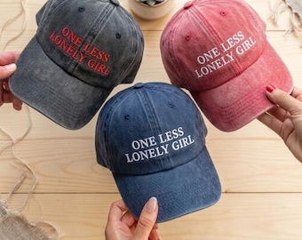 Bonés vintage "One Less Lonely Girl", bonés fofos e românticos para casais, bonés retrô da era Soft Girl, presente moderno para ela, presente para esposa.