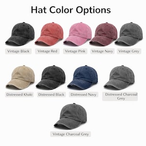 Pode incluir: Uma cole&ccedil;&atilde;o de bon&eacute;s de beisebol em v&aacute;rias cores, incluindo preto, vermelho, rosa e cinza. A imagem exibe o texto "Hat Color Options" e nomes de cores como "Vintage Black" e "Distressed Khaki".