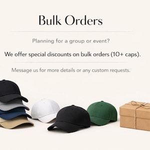 Pode incluir: A imagem apresenta uma variedade de bon&eacute;s de beisebol em preto, cinza, azul marinho e c&aacute;qui. Uma pilha de bon&eacute;s est&aacute; &agrave; esquerda, com bon&eacute;s individuais e uma caixa de presente &agrave; direita. O texto diz "Pedidos em massa" e oferece descontos.