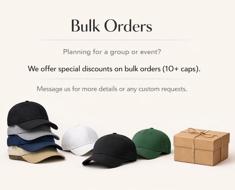 Pode incluir: A imagem apresenta uma variedade de bon&eacute;s de beisebol em preto, cinza, azul marinho e c&aacute;qui. Uma pilha de bon&eacute;s est&aacute; &agrave; esquerda, com bon&eacute;s individuais e uma caixa de presente &agrave; direita. O texto diz "Pedidos em massa" e oferece descontos.