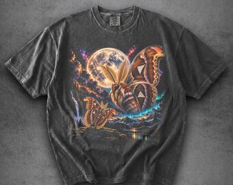 Camiseta Comfort Colors® con la polilla Atlas aullando a la luna, camiseta vintage de la polilla Atlas, camiseta retro de los 90 con estampado de polilla, regalo para amantes de la naturaleza, regalo para amantes de las polillas