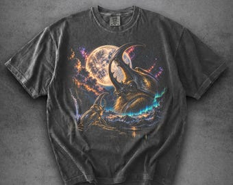 Camiseta Comfort Colors® con estampado de escarabajo y luna, camiseta vintage de escarabajos, camiseta retro de insectos de los 90, regalo para amantes de la naturaleza celestial, camiseta para amantes de los insectos.