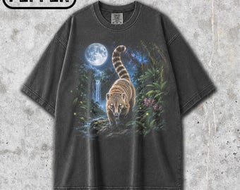 Camiseta Comfort Colors® com estampa de quati sul-americano e lua, camiseta com quati, camiseta vintage com estampa de animal da floresta tropical, camiseta com estampa de animais selvagens dos anos 90, presente retrô para amantes da natureza.
