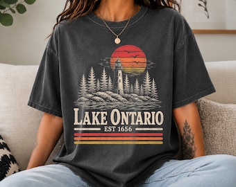 Camiseta del lago Ontario, camiseta vintage de los Grandes Lagos de Canadá, camiseta Comfort Colors®, camiseta retro del faro del lago al atardecer, regalo de viaje para vacaciones en Canadá
