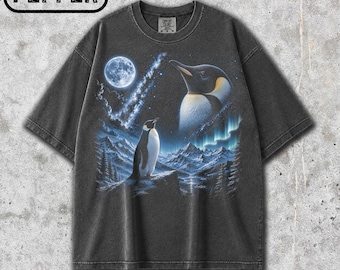 Camiseta Comfort Colors® com estampa de pinguim-imperador e lua, camiseta vintage com pinguim, camiseta com estampa da vida selvagem da Antártida, presente para amantes da natureza polar e do pinguim-imperador.