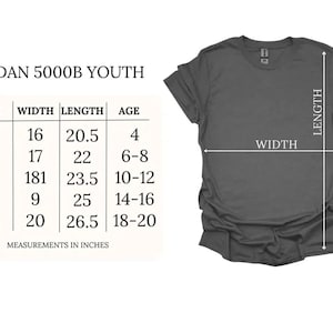 Puede incluir: Una camiseta gris oscuro junto a una tabla de tallas etiquetada como GILDAN 5000B YOUTH. La tabla enumera las tallas de XS a XL con sus correspondientes anchos, largos y edades en pulgadas. Las flechas en la camiseta indican los puntos de medida.