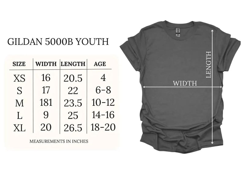 Puede incluir: Una camiseta gris oscuro junto a una tabla de tallas etiquetada como GILDAN 5000B YOUTH. La tabla enumera las tallas de XS a XL con sus correspondientes anchos, largos y edades en pulgadas. Las flechas en la camiseta indican los puntos de medida.