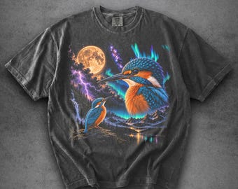 Camiseta Comfort Colors® con un martín pescador aullando a la luna, camiseta vintage de martín pescador, camiseta retro de los 90 con estampado de aves y galaxia, regalo para amantes de las aves celestiales.