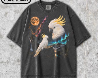 Camiseta Comfort Colors® com estampa de cacatua-de-crista-amarela e lua, camiseta vintage com cacatua, camiseta retrô com estampa de pássaro dos anos 90, camiseta para amantes da natureza, presente para amantes de cacatuas