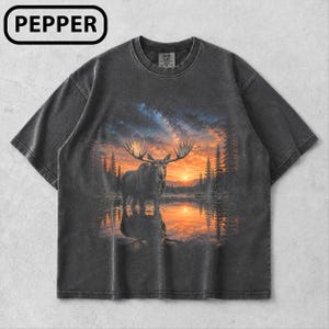 Comfort Colors® ムースサンセットシャツ、野生動物ネイチャーTシャツ、フォレストレイクグラフィックTシャツ、ムース好きへのギフト