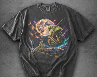 Camiseta Comfort Colors® con estampado de mantis religiosa aullando a la luna, camiseta vintage de insectos, camiseta retro de los 90 con estampado de insectos, regalo para amantes de los insectos de la naturaleza celestial.