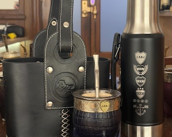 Juego de mate de Boca Juniors: piel de cocodrilo azul, termo grabado, bombilla, cesta.