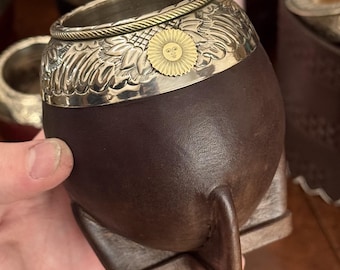 Zucca da mate argentina realizzata a mano – in pelle, con bordo in alpaca inciso e emblema del Sole di Maggio.