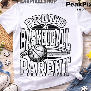 Puede incluir: Una taza de cerámica blanca con un asa negra y el texto "But First, Coffee" en negrita negra. La taza se encuentra sobre un fondo neutro, resaltando su diseño simple.