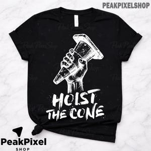 Pu&ograve; includere: T-shirt nero con grafica bianca di una mano che tiene un cono gelato. Il testo "HOIST THE CONE" &egrave; sotto in un font invecchiato. La maglietta ha le maniche arrotolate.