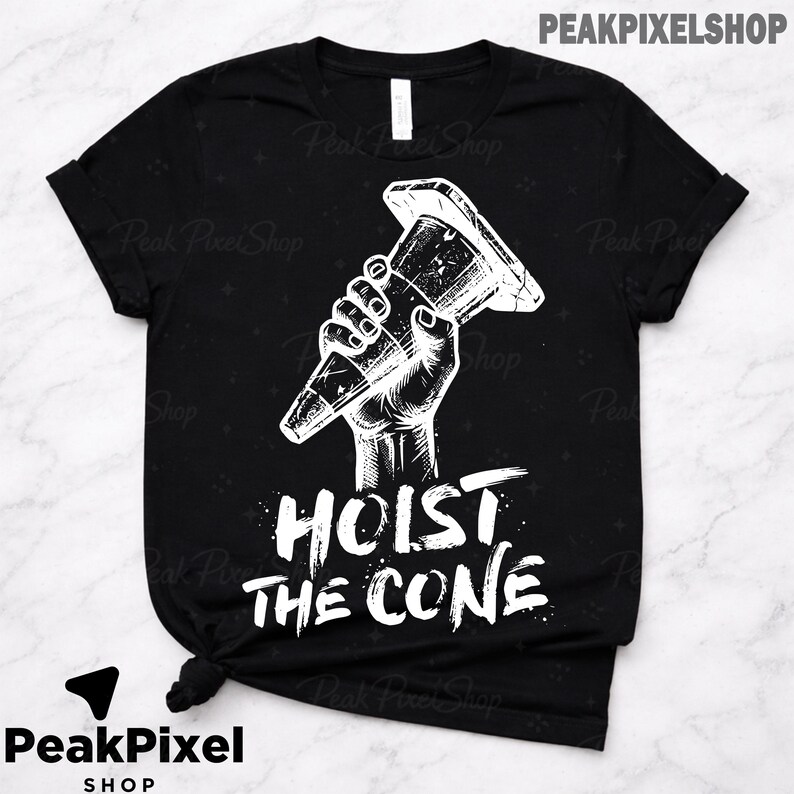 Pu&ograve; includere: T-shirt nero con grafica bianca di una mano che tiene un cono gelato. Il testo "HOIST THE CONE" &egrave; sotto in un font invecchiato. La maglietta ha le maniche arrotolate.