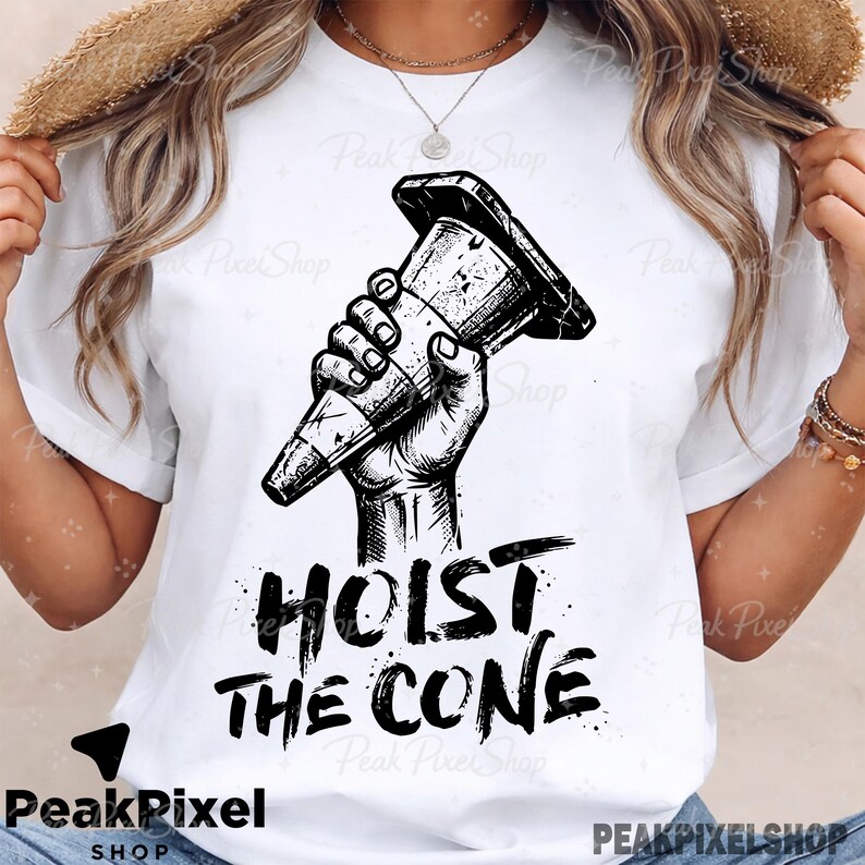 Pu&ograve; includere: T-shirt bianca con grafica in bianco e nero di una mano che tiene un cono gelato. Il testo "HOIST THE CONE" &egrave; stampato sotto la grafica in un carattere audace e invecchiato. La maglietta ha un girocollo e maniche corte.
