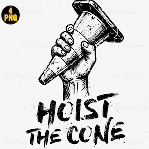 Pu&ograve; includere: Illustrazione in bianco e nero di una mano che tiene un cono stradale, con la scritta "HOIST THE CONE" in grassetto sotto. L'immagine ha uno stile grunge ed &egrave; adatta per abbigliamento o adesivi.