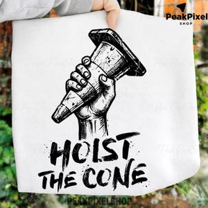 Pu&ograve; includere: Borsa tote bianca con un'illustrazione in bianco e nero di una mano che tiene un cono stradale. Il testo "HOIST THE CONE" &egrave; stampato sotto. Il logo PeakPixel Shop &egrave; visibile nell'angolo in alto a destra.