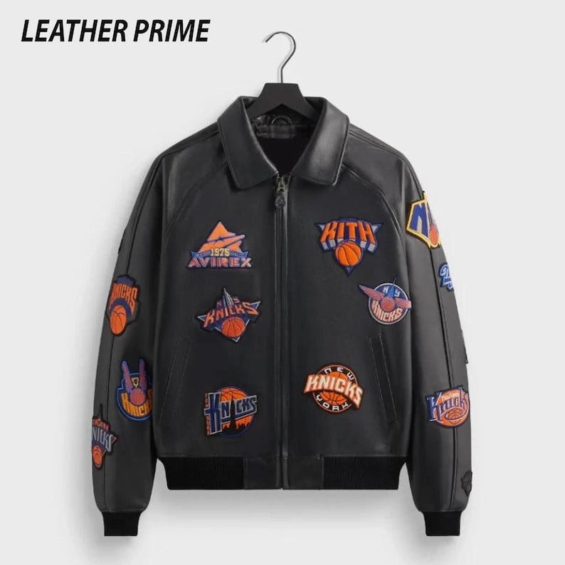 K&ouml;nnte beinhalten: Schwarze Lederjacke im Bomberstil mit mehreren aufgestickten Aufn&auml;hern mit Basketball-Logos und Text. Die Jacke hat einen Kragen, einen Rei&szlig;verschluss und gerippte B&uuml;ndchen und Saum. Der Text "LEATHER PRIME" ist oben zu sehen.