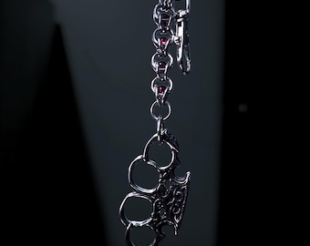 Schlüsselanhänger aus Edelstahl mit Knöchelmotiv – kunstvolles Filigranmuster, blutrote Glasperlen, 316L-Edelstahlkunst, einzigartiges Geschenk für Männer, dunkle Ästhetik