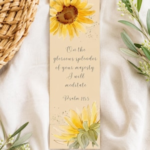 Könnte beinhalten: Ein rechteckiges Lesezeichen mit hellbeigem Hintergrund und Aquarell-Sonnenblumen oben und unten. Der Text lautet: On the glorious splendor of your majesty I will meditate. Psalm 145:5. Das Design enthält dezente grüne Farbspritzer als Akzente.