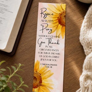Könnte beinhalten: Ein Lesezeichen mit Aquarellhintergrund und Sonnenblumenillustrationen. Das Lesezeichen enthält den Text "Rejoice Always Pray Without Ceasing Give Thanks" und einen Bibelvers aus 1 Thessalonians 5:16-18.
