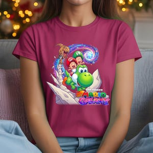 Może przedstawiać: Biały ceramiczny kubek z czarnym uchwytem i napisem "But First, Coffee" w stylu odręcznym. Kubek stoi na białej powierzchni. Kubek ma 10 cm wysokości.