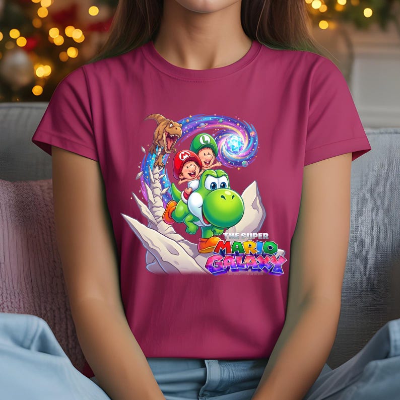 Może przedstawiać: Biały ceramiczny kubek z czarnym uchwytem i napisem "But First, Coffee" w stylu odręcznym. Kubek stoi na białej powierzchni. Kubek ma 10 cm wysokości.