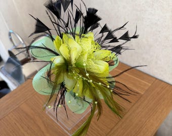 Green Fascinator with Black Feathers – Elegant Statement Headpiece for Weddings, Races & Special Occasions
