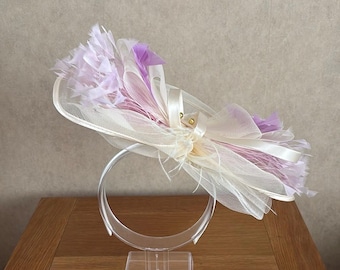 Crème en zwarte fascinator