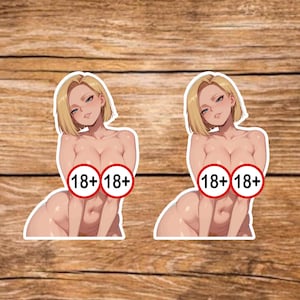 Puede incluir: Dos pegatinas que representan a una mujer de dibujos animados con cabello rubio y ojos azules. Cada pegatina tiene un círculo rojo con el texto "18+ 18+" que cubre el área del pecho. Las pegatinas están sobre un fondo de madera.