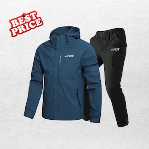 Op de afbeelding: Een blauwe outdoorjas en zwarte broekenset. De jas heeft een capuchon en de tekst "DRY FOX" op de borst. De broek heeft zakken en hetzelfde logo. De woorden "BEST PRICE" staan in een rode banner.