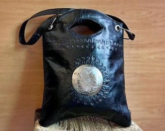 Handgemaakte Marokkaanse leren crossbodytas voor dames, turquoise leren schoudertas met zilveren medaillon, ambachtelijke boho-stijl