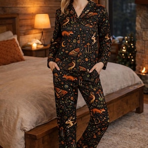 Satijnen pyjamaset dames — Loungewear met Celestial Moth & Fox-print