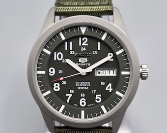 Relógio Seiko 5 Sports Automático: Mostrador Verde, Dia e Data, Pulseira de Nylon (SNZG15)