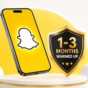 Può includere: Uno smartphone che mostra il logo bianco del fantasma di Snapchat su uno schermo giallo, accanto a un emblema a scudo nero e oro con il testo 1-3 MONTHS WARMED UP e tre stelle, su uno sfondo giallo e bianco luminoso.