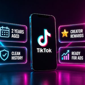 Puede incluir: Un teléfono inteligente que muestra el logotipo de TikTok, rodeado por cuatro paneles rectangulares de neón brillante. Los paneles presentan iconos y texto: 2 YEARS AGED con un calendario, CREATOR REWARDS con una estrella, CLEAN HISTORY con un escudo y READY FOR ADS con un gráfico.