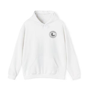 Peut inclure: Sweat-shirt à capuche blanc avec une poche avant et un cordon de serrage. Le sweat-shirt présente un petit logo circulaire sur le haut de la poitrine gauche avec l'inscription "Blackwater Athletics" et un motif de vague. Style décontracté et confortable.