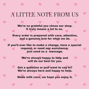 Może przedstawiać: R&oacute;żowe tło z małymi r&oacute;żowymi sercami i tekstem &bdquo;A LITTLE NOTE FROM US&rdquo;. Tekst wyraża wdzięczność, troskę i zaangażowanie w obsługę klienta, zachęcając do komunikacji w przypadku jakichkolwiek potrzeb lub pytań.
