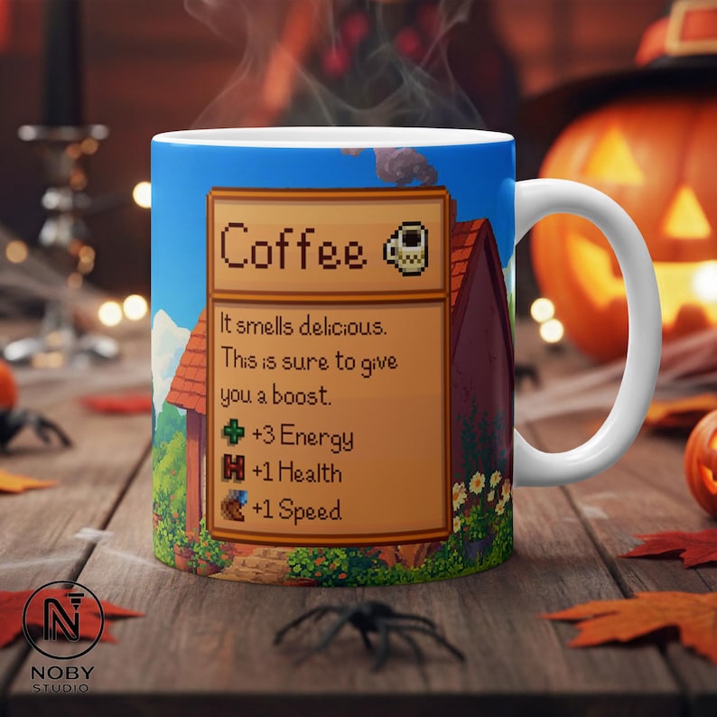 Może przedstawiać: Biały ceramiczny kubek z kolorowym wzorem z napisem "Coffee" i statystykami z gry. Kubek ma biały uchwyt i jest umieszczony na rozmytym tle z dynią i pająkiem.
