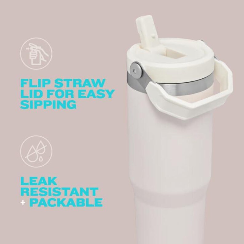 K&ouml;nnte beinhalten: Ein wei&szlig;er isolierter Becher mit einem Klappstrohhalmdeckel und einem Griff. Der Text "FLIP STRAW LID FOR EASY SIPPING" und "LEAK RESISTANT + PACKABLE" ist in T&uuml;rkis dargestellt. Der Becher ist f&uuml;r einfaches Trinken konzipiert und ist auslaufsicher.