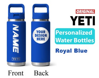 Può includere: Due borracce blu reale con coperchio a maniglia. La borraccia anteriore presenta il testo NAME e il logo YETI. La borraccia posteriore mostra un grafico circolare con il testo YOUR DESIGN HERE. Il testo include ORIGINAL YETI Personalized Water Bottles.