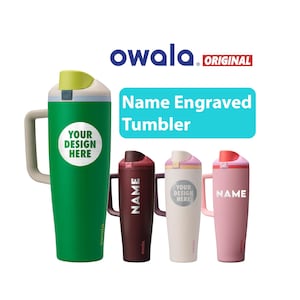 Puede incluir: Varios vasos Owala en colores verde, burdeos, blanco y rosa. Cada vaso tiene un asa y una tapa con apertura abatible. Los vasos están etiquetados como "Name Engraved Tumbler" y tienen espacio para diseños personalizados.