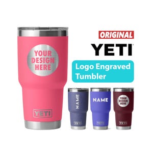 Op de afbeelding: Een roze YETI-beker met een zilveren deksel en bodem, met een zilveren cirkel met de tekst "YOUR DESIGN HERE". De afbeelding toont ook drie kleinere bekers in blauw en bordeauxrood, met de tekst "NAME" en "YOUR DESIGN HERE."