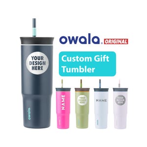 Puede incluir: Varios vasos de regalo personalizados de la marca Owala, en colores como azul marino, rosa, verde, blanco y lavanda. Cada vaso tiene una pajita y una tapa. El texto "YOUR DESIGN HERE" y "NAME" es visible.